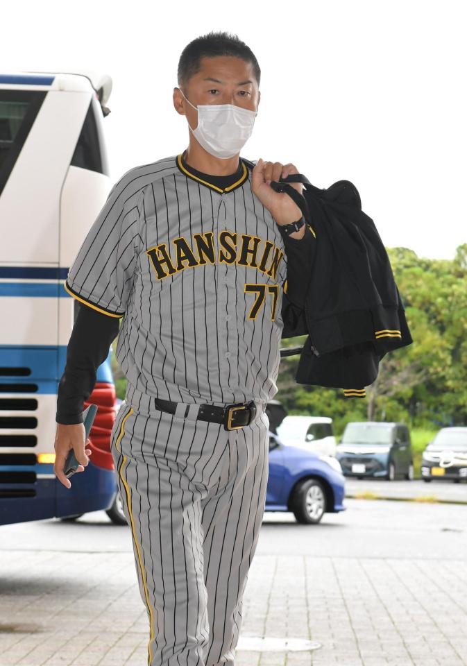 　球場入りする今岡コーチ（撮影・高部洋祐）