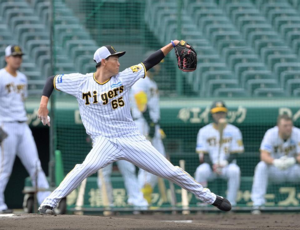 　シート打撃に登板して投げ込む湯浅（撮影・立川洋一郎）