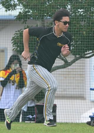 　試合前、ダッシュを繰り返す伊藤将（撮影・高部洋祐）