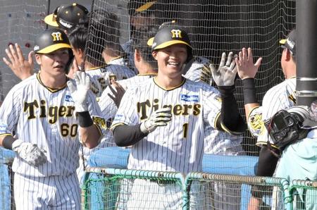 　７回、３ランを放ち、ナインとタッチを交わす森下（中央）