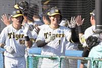 　７回、３ランを放ち、ナインとタッチを交わす森下（中央）