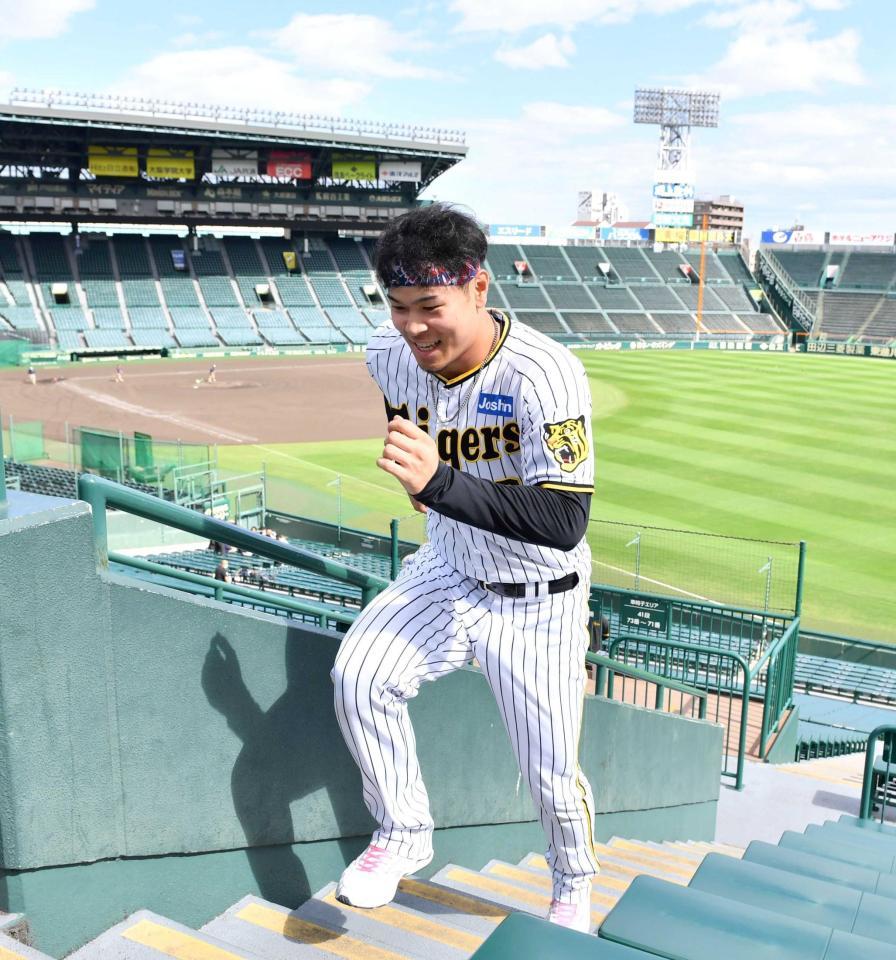 　スタンドの階段をダッシュする佐藤輝（撮影・中田匡峻）
