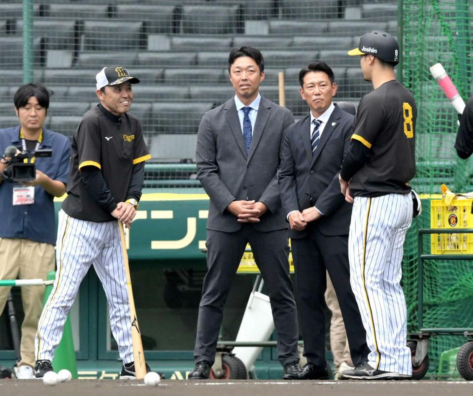 　佐藤輝（８）と談笑する（左から）岡田監督、吉見氏、侍ジャパン・井端監督（撮影・立川洋一郎）