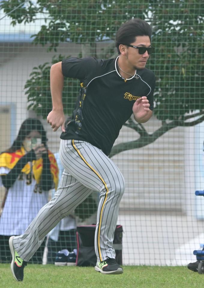 　試合前、ダッシュを繰り返す伊藤将（撮影・高部洋祐）