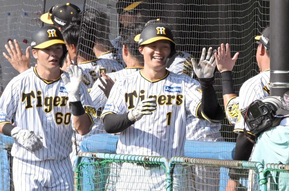 　７回、３ランを放ち、ナインとタッチを交わす森下（中央）