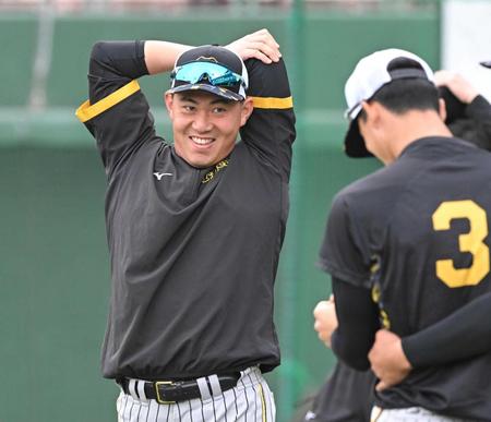 　笑顔でウオーミングアップする桐敷