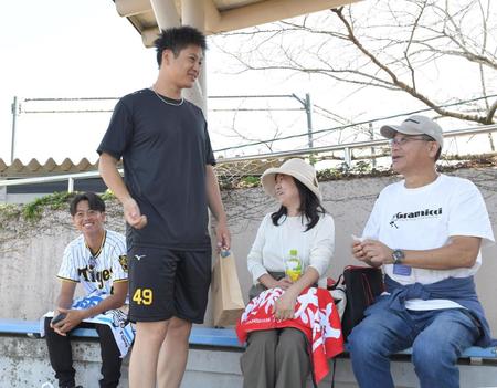 　試合前、球場に駆けつけた（右から）父・紳一郎さん、母・和子さんと談笑する大竹。左端はいとこの浩史さん（撮影・高部洋祐）