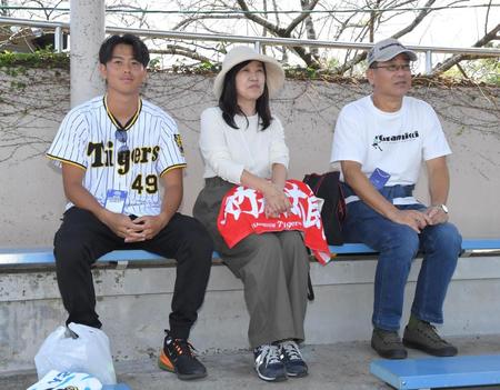 　大竹の試合を観戦する（左から）いとこの浩史さん、母・和子さん、父・紳一郎さん（撮影・高部洋祐）