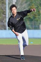 　試合前、マウンドの感触を確かめる大竹（撮影・高部洋祐）