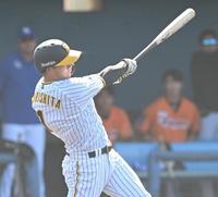 　１回、中前に先制適時打を放つ森下（撮影・高部洋祐）