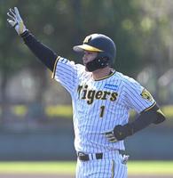 　１回、先制打を放ち、ベンチに向かって右手を上げる森下（撮影・高部洋祐）