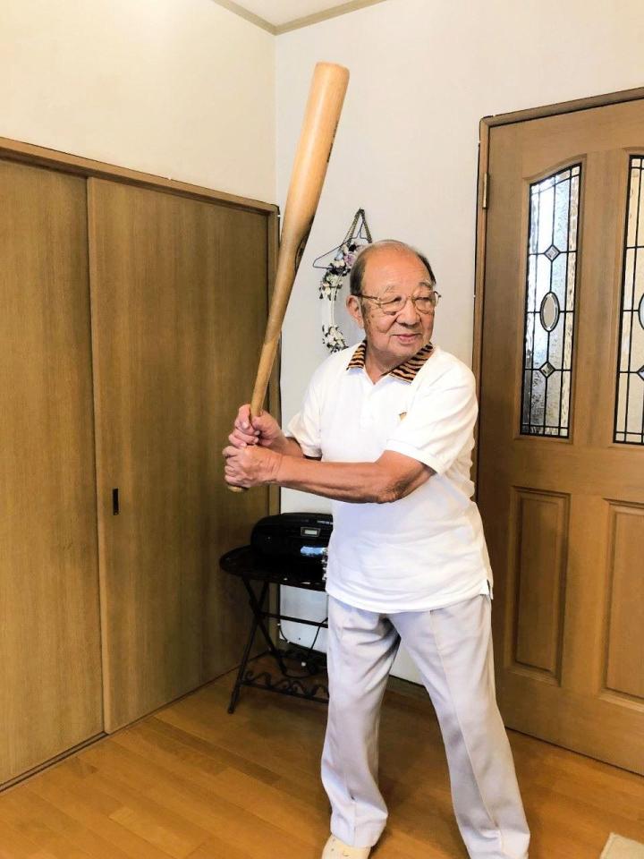 　バットスイングは三好さんの日課