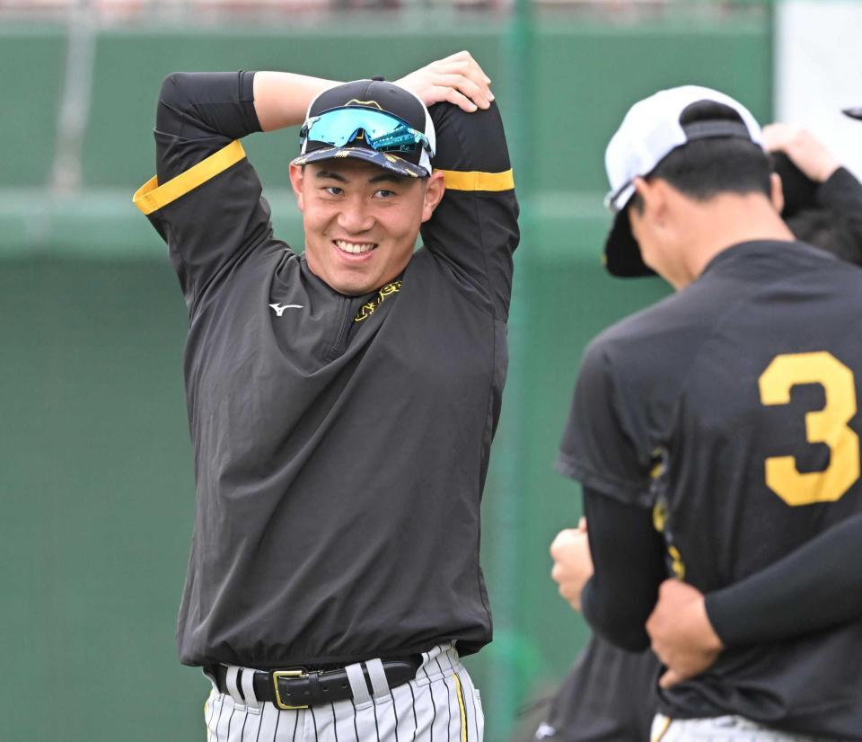 　笑顔でウオーミングアップする桐敷