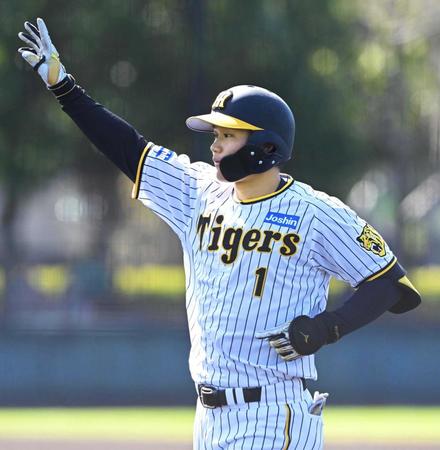 　１回、先制打を放ち、ベンチに向かって右手を上げる森下