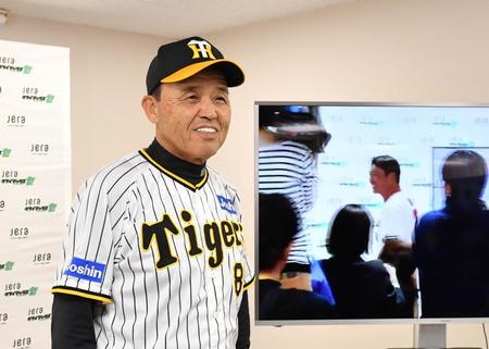 　モニターに映る新井監督を背に笑顔で引き揚げる岡田監督（撮影・中田匡峻）