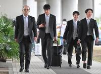 　宮崎に到着した（左から）岡田監督、才木、中野、近本（撮影・高部洋祐）