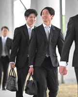 　宮崎に到着し、中野（左）と共にチームバスに向かう近本（撮影・高部洋祐）