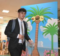 　宮崎に到着した佐藤輝（撮影・高部洋祐）