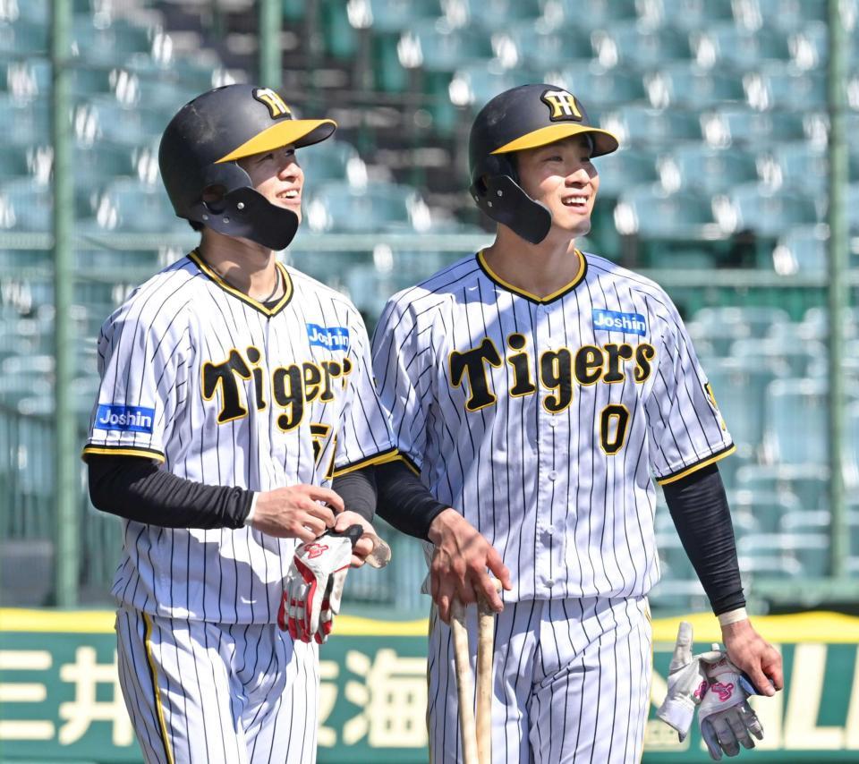 　中野（左）とともにフリー打撃の様子をケージ裏から見る木浪