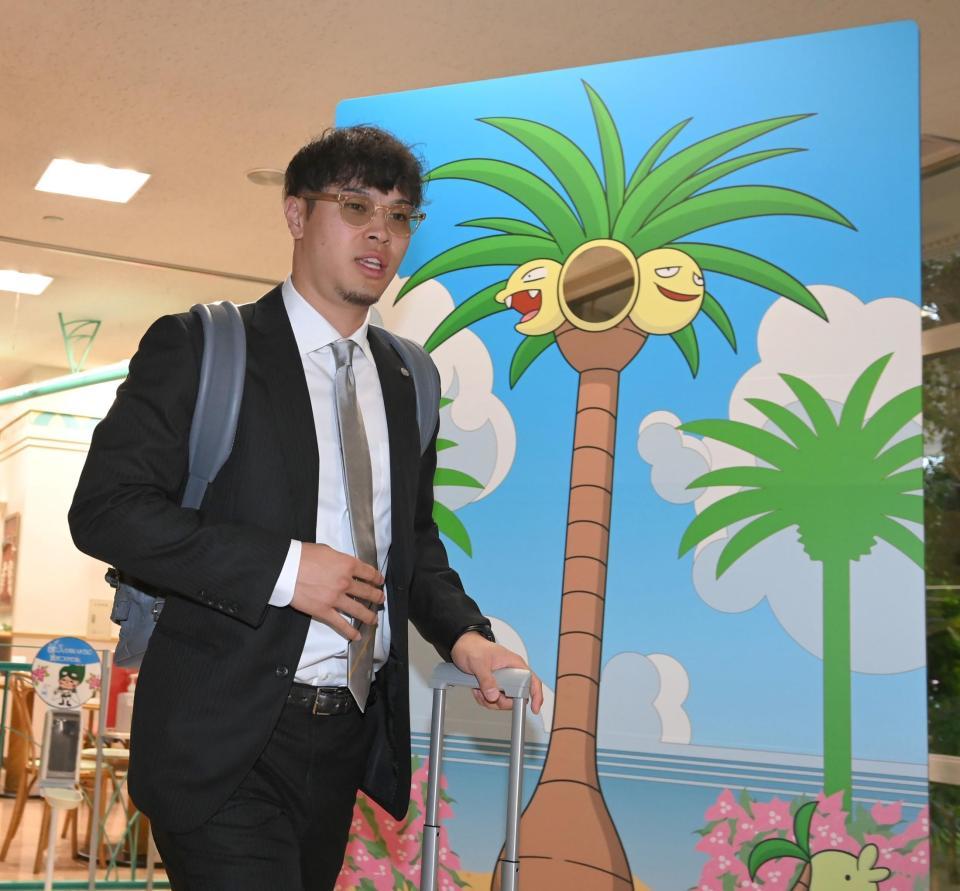 　宮崎に到着した佐藤輝（撮影・高部洋祐）