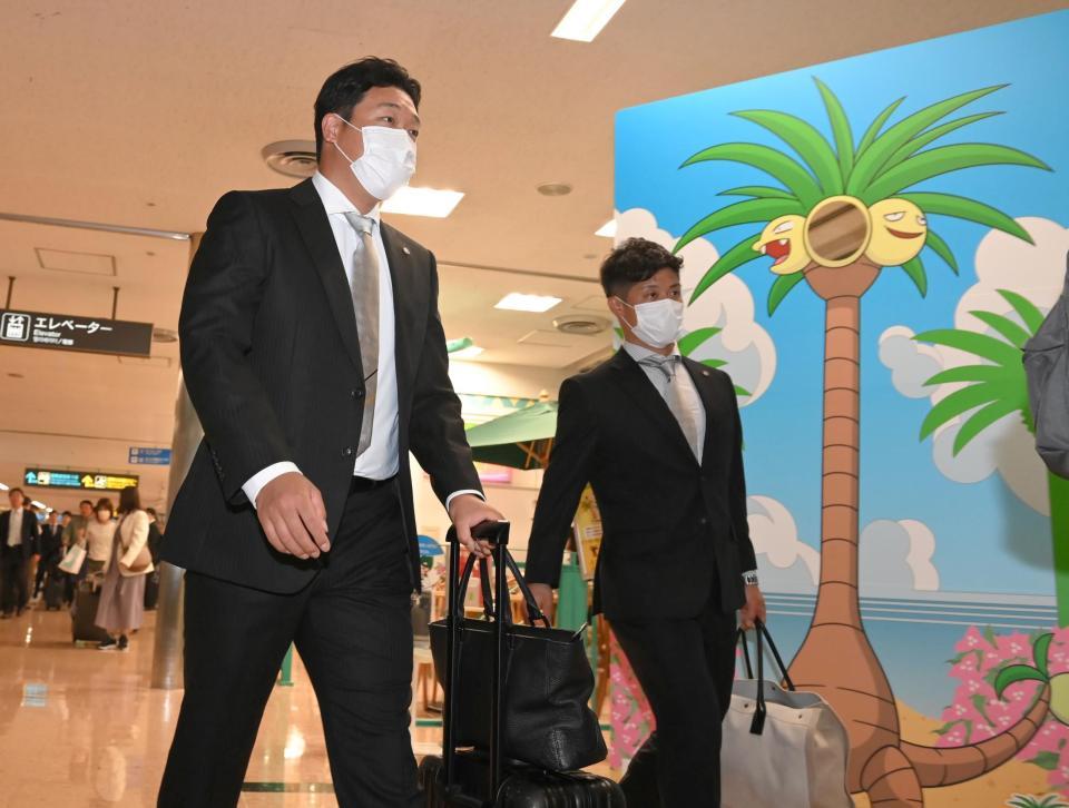 　宮崎に到着した（左から）大山、坂本（撮影・高部洋祐）