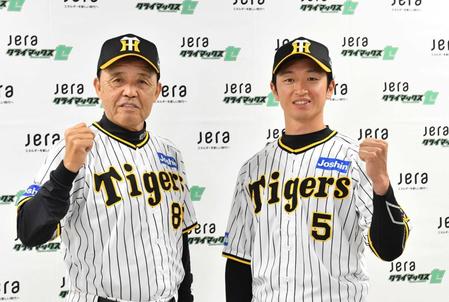 　「２０２３　ＪＥＲＡ　クライマックスシリーズ　セ」共同記者会見に出席した岡田監督（左）と近本（撮影・中田匡峻）