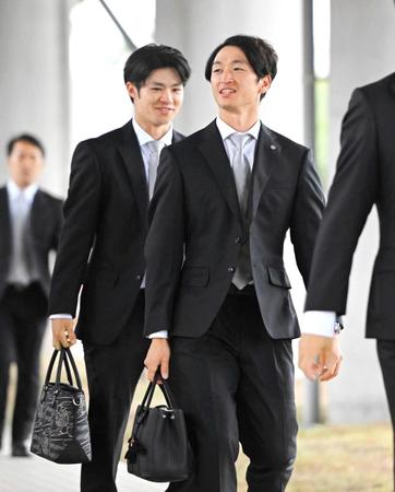 　宮崎に到着し、中野（左）と共にチームバスに向かう近本（撮影・高部洋祐）