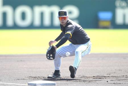 　守備練習に励む佐藤輝（撮影・北村雅宏）