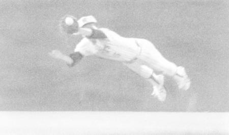 　８３年７月の巨人戦、ダイビングキャッチのファインプレーを見せた北村さん