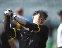 　打撃練習する佐藤輝（撮影・北村雅宏）