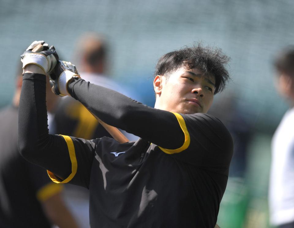 　打撃練習する佐藤輝（撮影・北村雅宏）