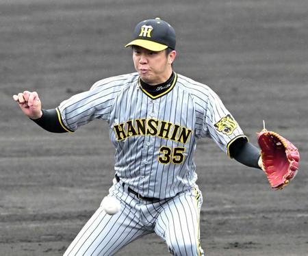 　３回、牧野の打球に反応する才木