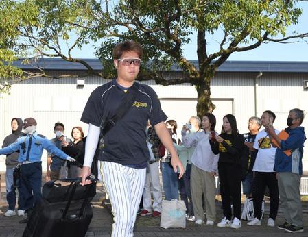 　球場入りする西勇（撮影・高部洋祐）