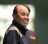 　試合前、笑顔で練習を見守る岡田監督