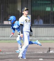 　３回、奈良間（後方）に２ランを浴びた西勇（撮影・中田匡峻）