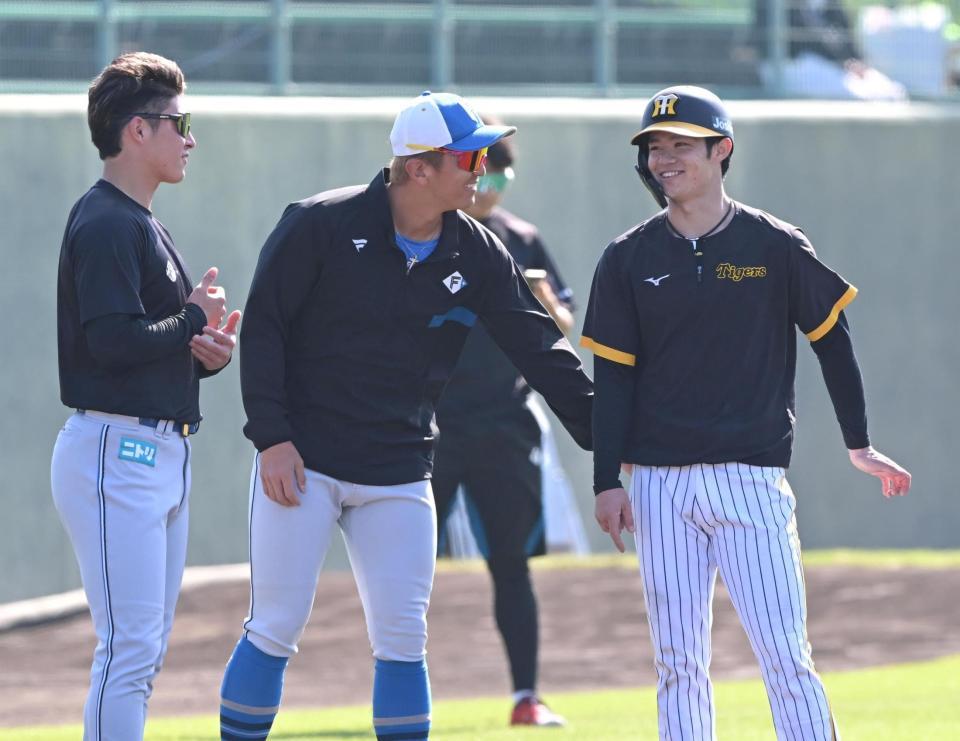 　試合前、（左から）吉田、山田と談笑する中野（撮影・高部洋祐）