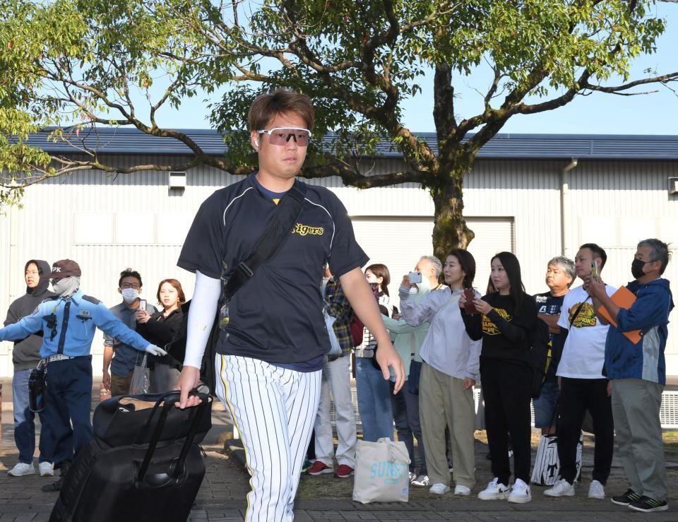 　球場入りする西勇（撮影・高部洋祐）