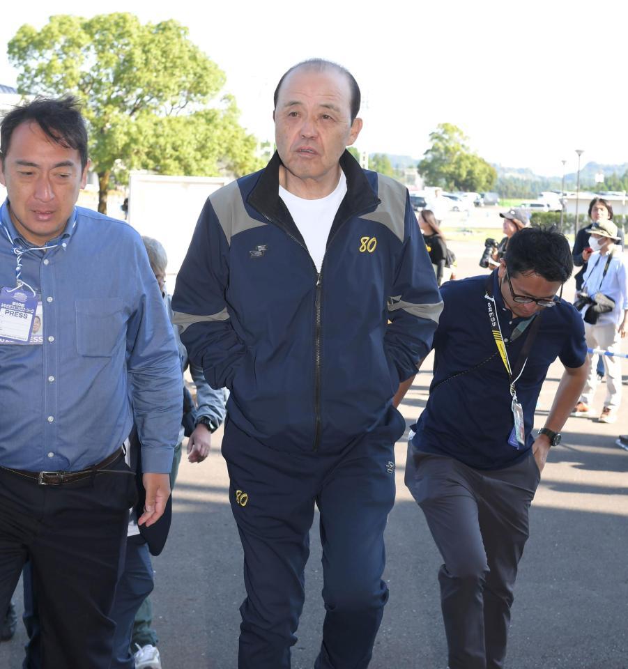 　球場入りする岡田監督（撮影・高部洋祐）
