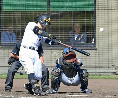 　５回、岡田監督（後方右）の前でソロを放つ佐藤輝（撮影・中田匡峻）