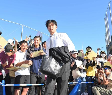 　ファンサービスを行い、バスに向かう森下（撮影・中田匡峻）