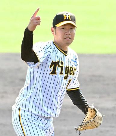 　３回、日本ハム・野村のスイングをアピールする西勇