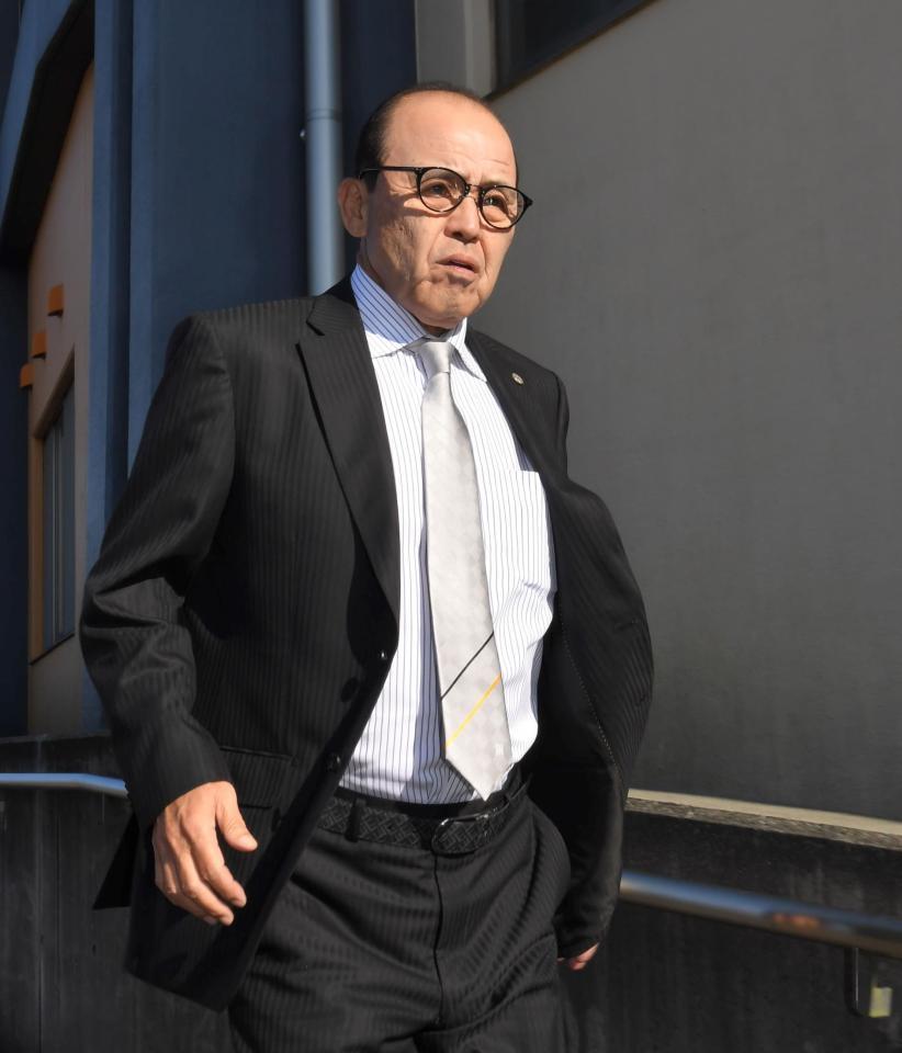 　フェニックス・リーグ視察を終え、球場から引き揚げる岡田監督（撮影・高部洋祐）