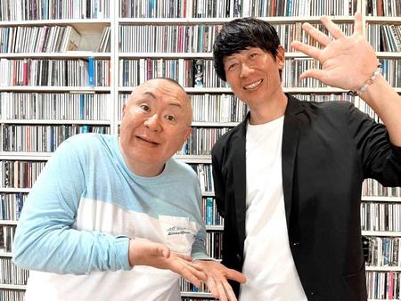 　松村邦洋（左）とポーズをとる的場さん