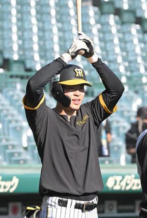 　試合前の打撃練習に臨む佐藤輝（撮影・高部洋祐）