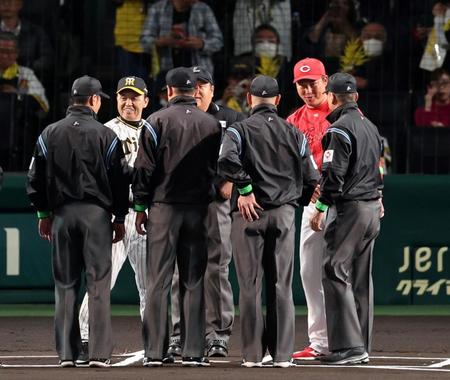 　メンバー表の交換を終え審判団と握手する岡田監督（奥左）と新井監督（同右）＝撮影・山口登