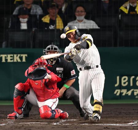 　４回、左越えに同点ソロを放つ森下（撮影・山口登）