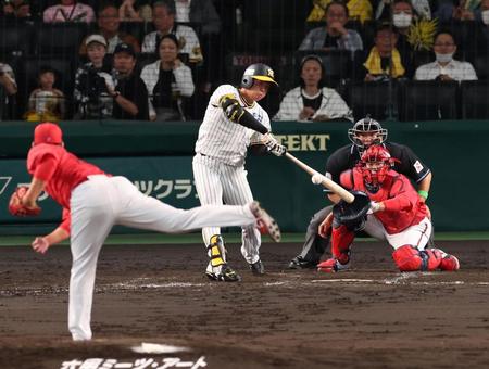 　５回、右翼線に勝ち越し適時二塁打を放つ村上（撮影・山口登）