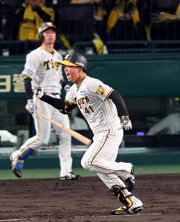 　５回、右翼線に勝ち越し適時二塁打を放ちガッツポーズを見せる村上（撮影・山口登）