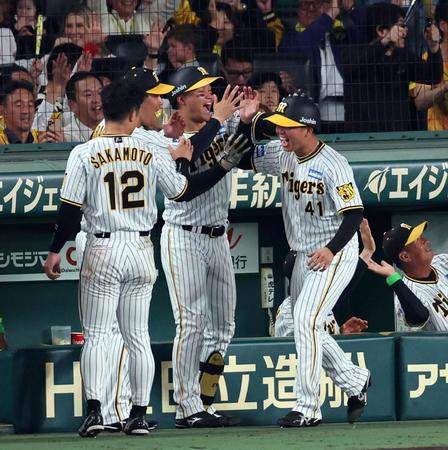 　５回、生還した村上を迎える森下（中央）＝撮影・山口登