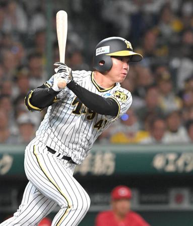 　５回、勝ち越しの適時二塁打を放つ村上（撮影・高部洋祐）